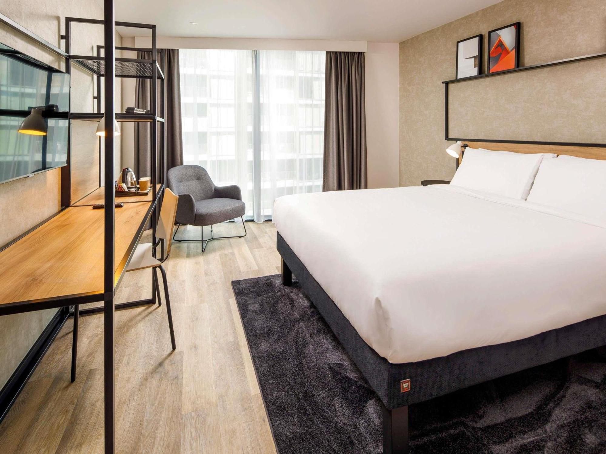 Ibis London Point 3*